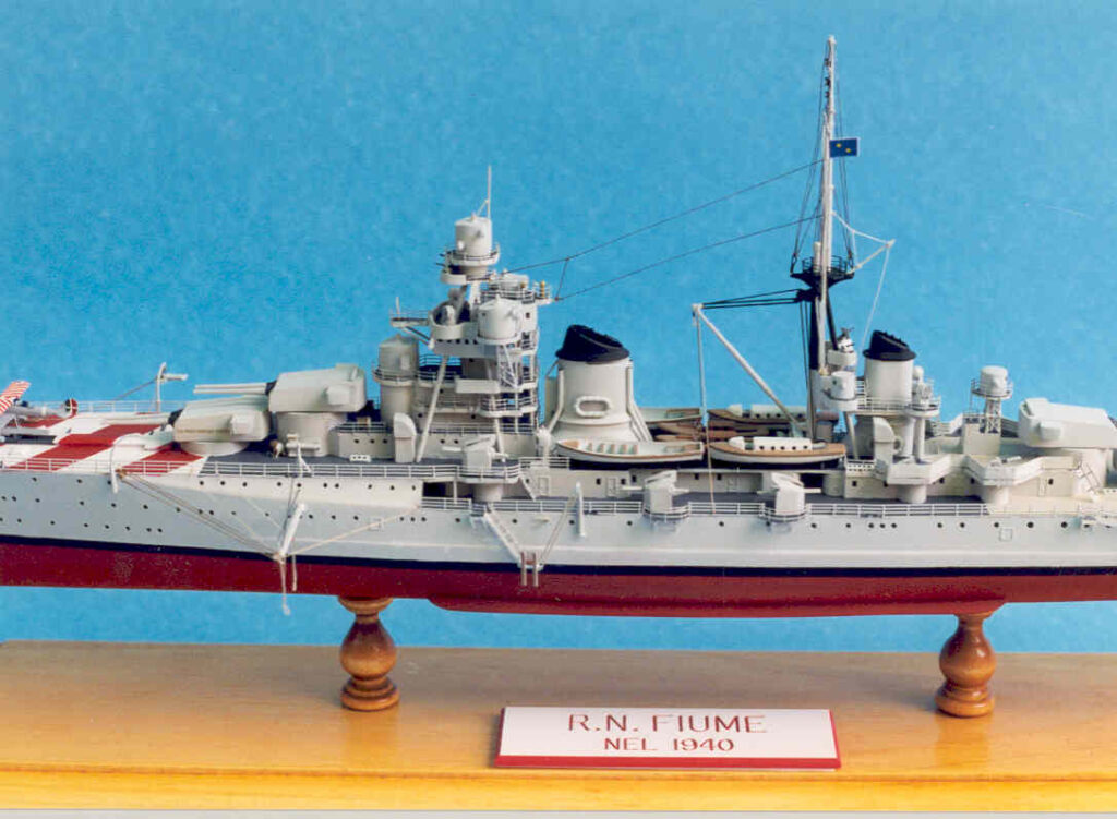 Model of Italian heavy-cruiser Fiume - Midship