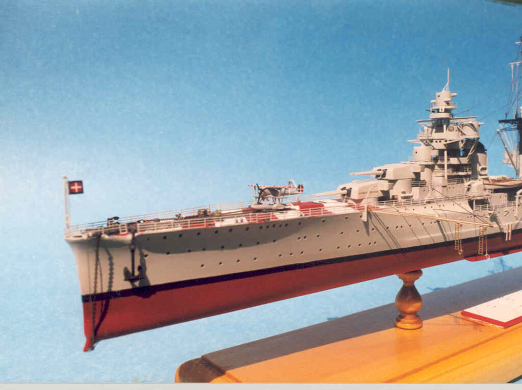 Model of Italian heavy-cruiser Fiume - Bow and catapult