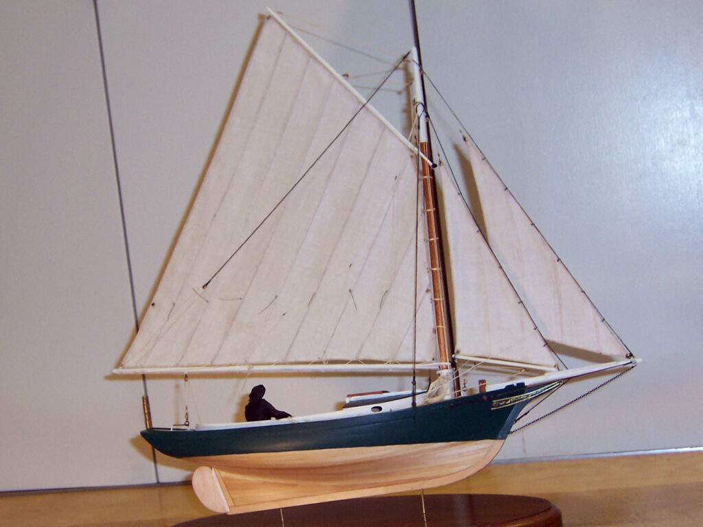 Model of a Friendship sloop - Starboard side