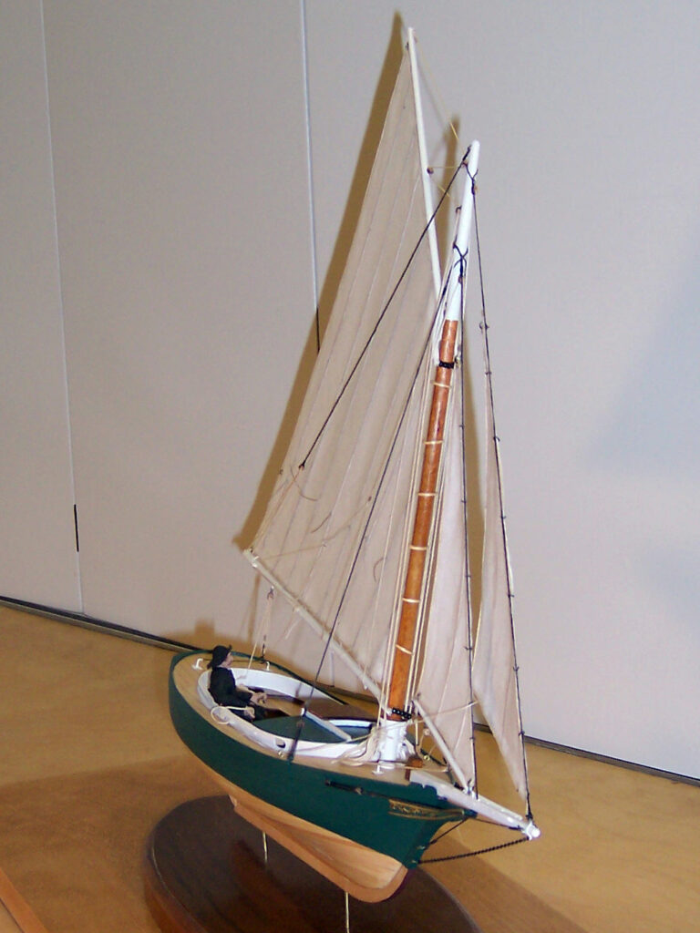 Model of a Friendship sloop - Starboard bow