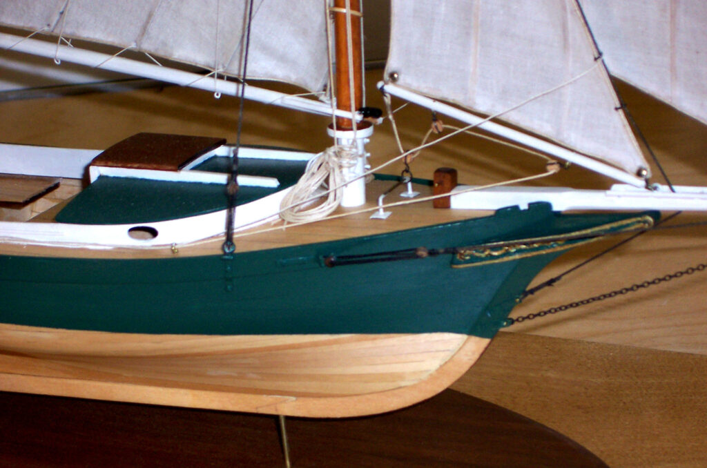 Model of a Friendship sloop - Fore deck and companionway